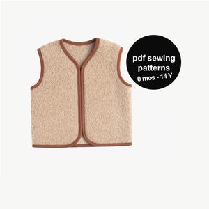 Puede incluir: Un chaleco beige sin mangas con ribete marrón y cierre central. El chaleco tiene un aspecto suave y texturizado. Un círculo negro con texto blanco dice "pdf sewing patterns 0 mos - 14 Y".