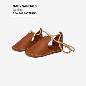 Puede incluir: Un par de sandalias para bebé de color marrón con cordones de color claro y costuras visibles en los bordes. El texto BABY SANDALS 10 Sizes SEWING PATTERNS aparece en la esquina superior izquierda de la imagen.