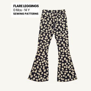 Może przedstawiać: Czarne legginsy z rozszerzanymi nogawkami i białym wzorem w stokrotki. Tekst na obrazku brzmi: FLARE LEGGINGS, 0 Mos - 14 Y, SEWING PATTERNS. Legginsy mają dopasowaną talię oraz szerokie, rozszerzane wykończenie u dołu każdej nogawki.