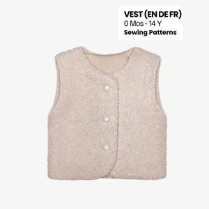 Könnte beinhalten: Eine beige Weste mit Knöpfen aus weichem, strukturiertem Material. Die Weste hat einen runden Ausschnitt und drei perlenartige Knöpfe auf der Vorderseite. Das Bild enthält den Text "VEST (EN DE FR) 0 Mos - 14 Y Sewing Patterns".