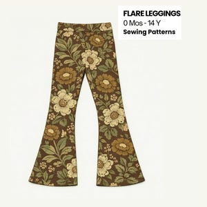 Op de afbeelding: Bruine flare leggings met een herhalend bloemenpatroon in tinten crème, beige en saliegroen. De tekst in de rechterbovenhoek luidt: FLARE LEGGINGS, 0 Mos - 14 Y, Sewing Patterns. De legging heeft een aansluitende taille en uitlopende broekspijpen.