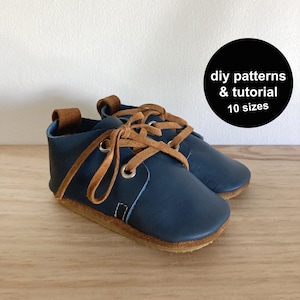 Baby booties sewing pattern for a baby gift! Get these baby boots patterns and sew baby shoes with this baby shoe sewing pattern !