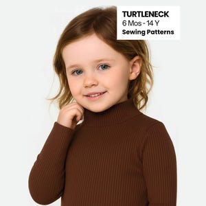 以下が含まれることがあります： 茶色のタートルネックセーターを着た子供。セーターはリブ編みで、長袖です。画像内のテキストは次のとおりです：TURTLENECK、6 Mos - 14 Y、Sewing Patterns.