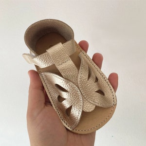 Naaipatronen voor babyslofjes om een babyverjaardagscadeau te maken. Download dit patroon voor babyslofjes en naai nu dit patroon voor babyschoentjes!