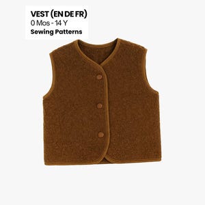 Könnte beinhalten: Eine braune Weste mit drei Knöpfen und einem abgerundeten Saum. Die Weste hat ein strukturiertes Aussehen und ist mit einem dunkleren braunen Stoff eingefasst. Der Text im Bild lautet: "VEST (EN DE FR) 0 Mos - 14 Y Sewing Patterns."