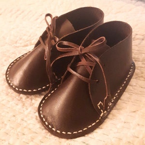 Patrón de zapatito de bebé para hacer chukkas de bebé. Obtén estos patrones de botas de bebé para zapatos de bebé de cuero e imprime los patrones de costura de zapatos de bebé ahora imagen 8