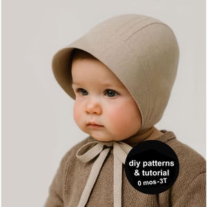 Könnte beinhalten: Ein Baby mit einer beigen Haube mit abgerundeter Krempe und passendem Bindeband. Das Baby trägt auch einen braunen Pullover. Das Bild enthält einen schwarzen Kreis mit dem Text "diy patterns & tutorial 0 mos-3T".