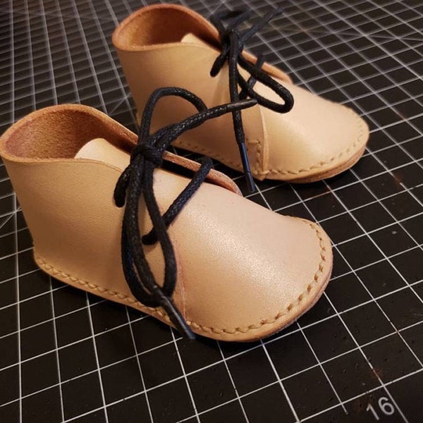 Baby bootie patterns to make baby shoes yourself for a fun gift. Sew fabulous baby boots with this baby shoe sewing pattern now!