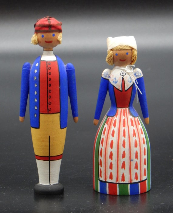 MUNECAS SUECAS VARMLAND Conjunto de 2 figuras de madera pintadas a mano vintage trajes de colores brillantes de la decoracion escandinava de Suecia Etsy Espana