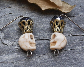 Pendientes góticos cabeza de muerte en howlite