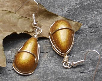 Golden teardrop earrings, dangle earrings in golden epoxy resin, simple earrings for everyday