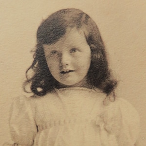 DULCIE, Victorian photographic portrait of a little girl, original cabinet card, CdV, 4.25 x 6.5".