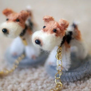 miniatura Wire Fox Terrier, animale domestico della casa delle bambole, piccola scultura di cane Terrier, OOAK, piccola scultura di cane, cane in miniatura, cane in feltro, animali in feltro