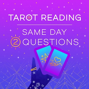 Op de afbeelding: Illustratie met de tekst "TAROT READING" en "SAME DAY 2 QUESTIONS". Een hand houdt twee tarotkaarten met ster- en hartontwerpen vast. De achtergrond is een verloop van paars en blauw met steraccenten.