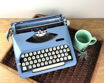 Vintage Periwinkle Blue Parade Portable Manual Typewriter & Carry Case Made In Holland