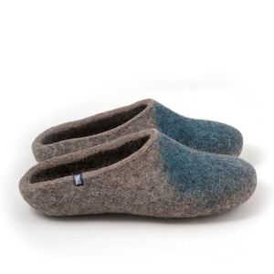 Mens mule Slippers, Felted wool scuff slippers, Slip on slippers, Grey slippers in natural Organic wool, minimalist decoration