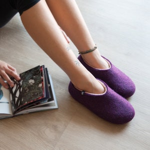 100% wool women&#39;s felted slippers, house slippers in warm purple with pale pink colors handcrafted using the wet felting technique.