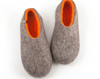 Men's felted slippers. House shoes in Natural Organic Wool, Natural gray / orange slippers