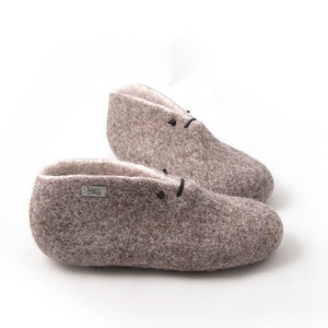 Slipper Booties für Damen - gefilzte Wollpuschen easy slip on - naturgrau mit 3 verschiedenen Farben für den Innenraum