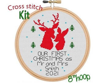 Notre premier kit de point de croix d’ornement de Noël. Nom de famille personnalisé Cross Stitch. Kit de Noël DIY personnalisé. Je viens de me marier. Modèle de cerf.