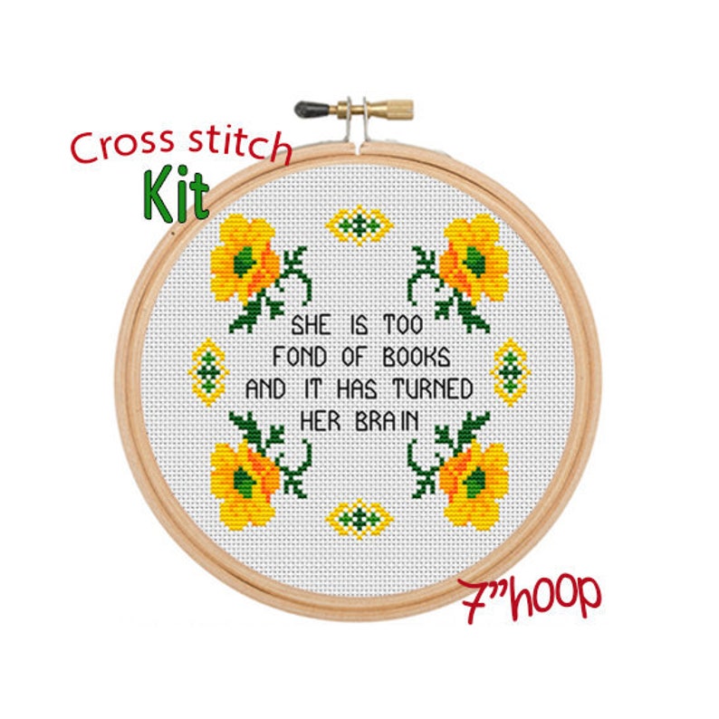 Op de afbeelding: Cross stitch-pakket met een 18 cm hoepel met een witte achtergrond, gele bloemen en groene bladeren. De tekst luidt "Ze is te dol op boeken en het heeft haar brein veranderd."