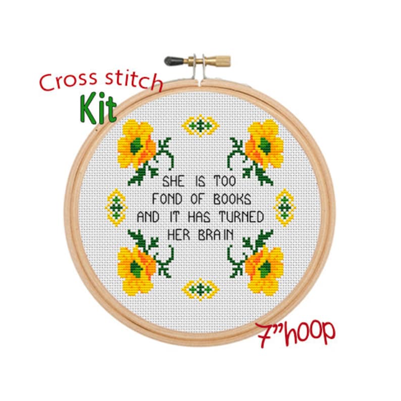 Op de afbeelding: Cross stitch-set met een witte stof met gele bloemen en groene bladeren. De stof zit in een hoepel van 18 cm. De tekst op de stof is "She is too fond of books and it has turned her brain."