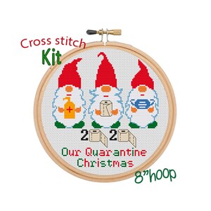 2020 Il nostro kit di punto croce per Natale in quarantena. Ornamento natalizio. Decorazioni natalizie per la quarantena pandemica 2020. Mascherina. Disinfettante. Carta igienica