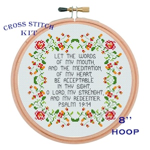 Peut inclure: Kit de point de croix dans un cercle en bois. Le motif présente une bordure florale avec des fleurs rouges et oranges et des feuilles vertes. Le texte dit "LET THE WORDS OF MY MOUTH...PSALM 19:14". Le cercle mesure 20 cm de diamètre.
