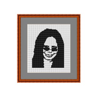 Puede incluir: Retrato de punto de cruz en blanco y negro de una persona con el pelo largo y negro que lleva gafas de sol y sonríe.