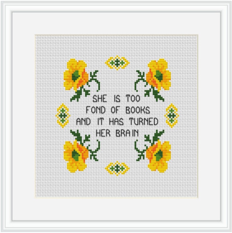 Op de afbeelding: Borduurwerk met kruissteek met gele bloemen en groene bladeren rond de tekst "Ze is te dol op boeken en het heeft haar brein veranderd."