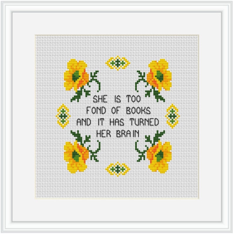 Op de afbeelding: Borduurwerk met kruissteek met gele bloemen en groene bladeren rond de tekst "Ze is te dol op boeken en het heeft haar brein veranderd."