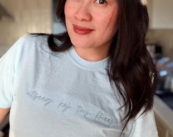 Camiseta bordada con frase Hmong monocromática - ntseeg koj tus kheej