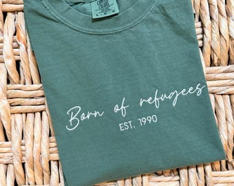 Camiseta "Born of Refugees Establishment Year" / Camiseta minimalista bordada inspirada en la cultura Hmong