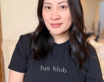 Camiseta Tus Hlob — Camiseta para el hermano mayor / Camiseta minimalista bordada inspirada en la cultura Hmong