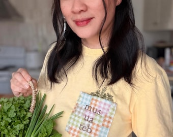 Camiseta con bolsillo de jardín – Camiseta personalizada para combinar – Camiseta con bolsillo floral / Bordado “mus ua teb” / Estética de jardín campestre