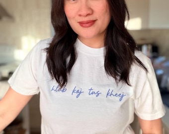 Camiseta bordada con frase Hmong / “hlub koj tus kheej” / Color personalizado + Hilo
