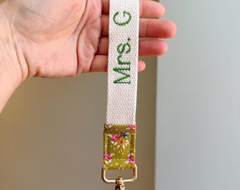 Llavero de tela personalizado para la muñeca – Llavero con nombre bordado, correa de algodón con estampado floral