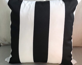 Outdoor Vertical Stripes Black White Cushion/Pillow Cover - Coussin/couvre-oreiller
