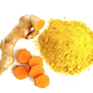 Peut inclure: Gros plan sur une racine de curcuma, du curcuma en tranches et de la poudre de curcuma. La racine de curcuma est brun clair et a une texture noueuse. Les tranches de curcuma sont orange vif. La poudre de curcuma est d'un jaune éclatant.