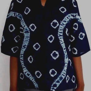 Blusa ondig Shibori/ blusa shibori/ top tingido à mão/ blusa tie dye/ blusa de algodão natural/ algodão shibori/ presente/
