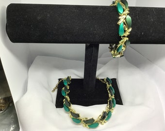 Vintage GreenThermoset Necklace and Bracelet