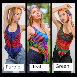 Könnte beinhalten: Drei Batik-Tanktops in Lila, Türkis und Grün. Jedes Top hat ein einzigartiges Muster und ist aus einem weichen, bequemen Stoff gefertigt.