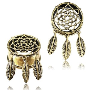 Peut inclure: Une paire d'écarteurs d'oreilles en métal doré avec un motif de capteur de rêves et des plumes pendantes.