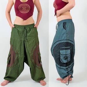 Puede incluir: Dos pares de pantalones holgados de pierna ancha con un dise&ntilde;o &uacute;nico. Un par es verde con detalles marrones, y el otro es azul con detalles negros. Ambos pares tienen una cintura con cord&oacute;n y un bolsillo grande en el lateral.