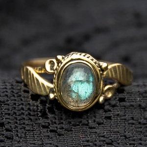 Anello in ottone con foglia di labradorite: gioielli tribali e boho impilabili
