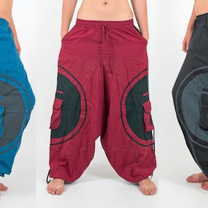 Puede incluir: Tres pares de pantalones holgados y coloridos con un gran dise&ntilde;o circular y un bolsillo a cada lado. Los pantalones est&aacute;n hechos de una tela suave y c&oacute;moda y tienen una cintura con cord&oacute;n.