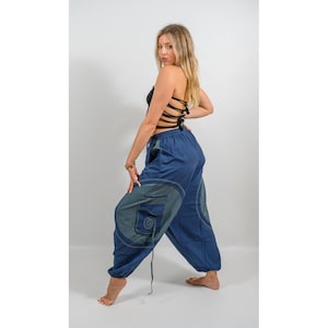 Puede incluir: Un pantal&oacute;n de algod&oacute;n azul con un dise&ntilde;o de espiral y un bolsillo en la pierna izquierda. El pantal&oacute;n es holgado y tiene un cord&oacute;n en la cintura.