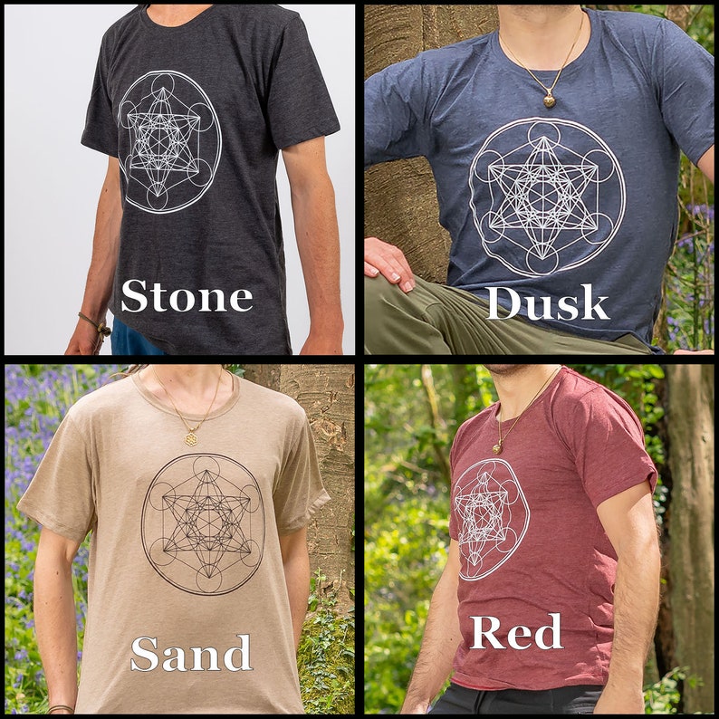 K&ouml;nnte beinhalten: Vier T-Shirts mit einem geometrischen Design in Wei&szlig; auf verschiedenen farbigen Hintergr&uuml;nden. Die Farben sind Stein, D&auml;mmerung, Sand und Rot. Der Text unter jedem Shirt lautet "Stein", "D&auml;mmerung", "Sand" und "Rot".