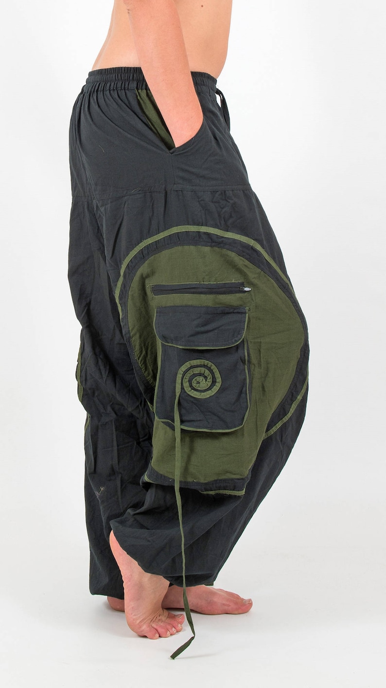 Puede incluir: Pantal&oacute;n cargo negro y verde con un bolsillo grande en la pierna derecha. El pantal&oacute;n tiene cintura con cord&oacute;n y un ajuste holgado.