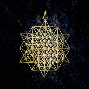 Peut inclure: Pendentif géométrique doré avec un design complexe et interconnecté. Le pendentif présente une forme d'étoile avec de nombreux triangles et autres formes géométriques. Il est suspendu à une petite boucle en haut.